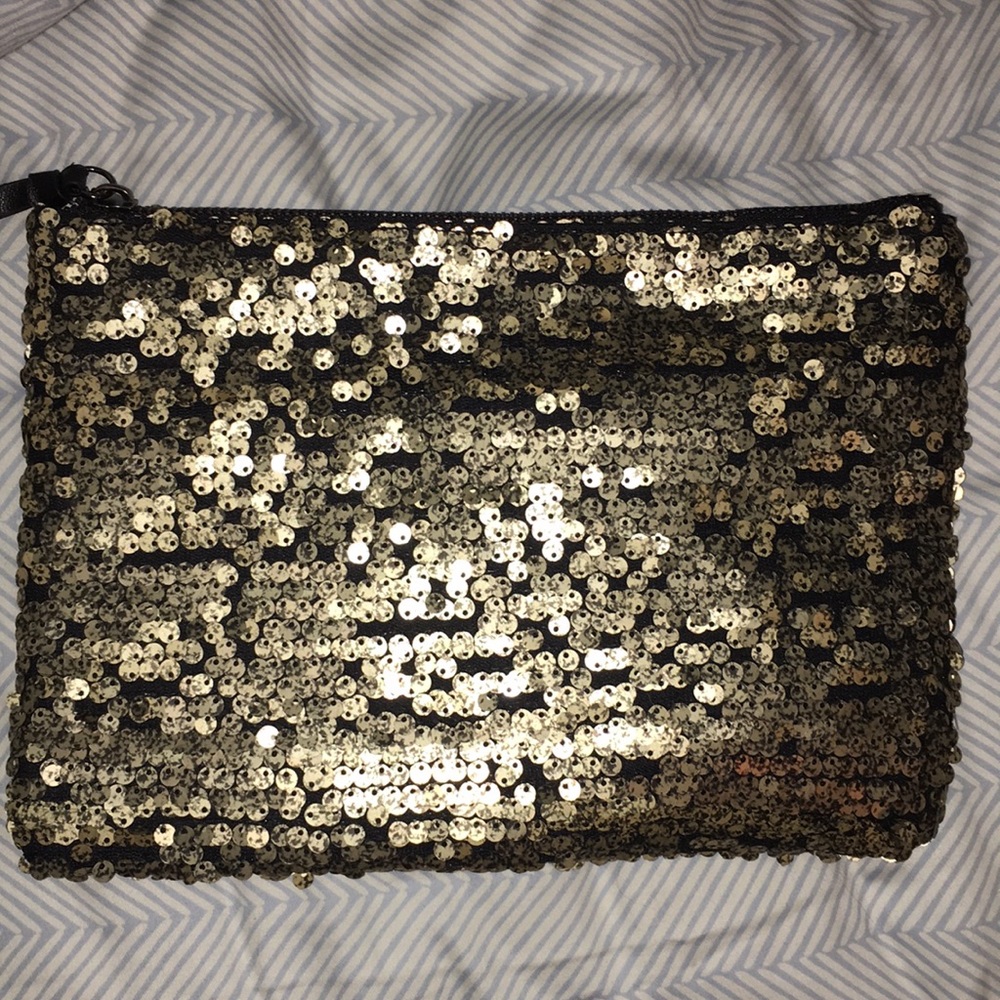 Black and gold sequin clutch BCBG 🆕